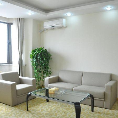 Super 8 Hotel Qingdao Railway Station Gui Zhou Road Exteriör bild