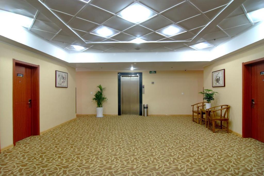 Super 8 Hotel Qingdao Railway Station Gui Zhou Road Exteriör bild